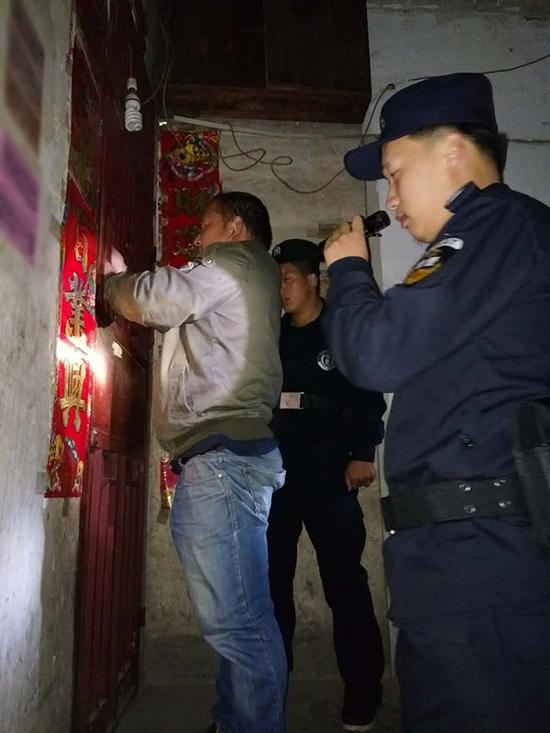 玉林粗心妈妈误将幼女锁家中 